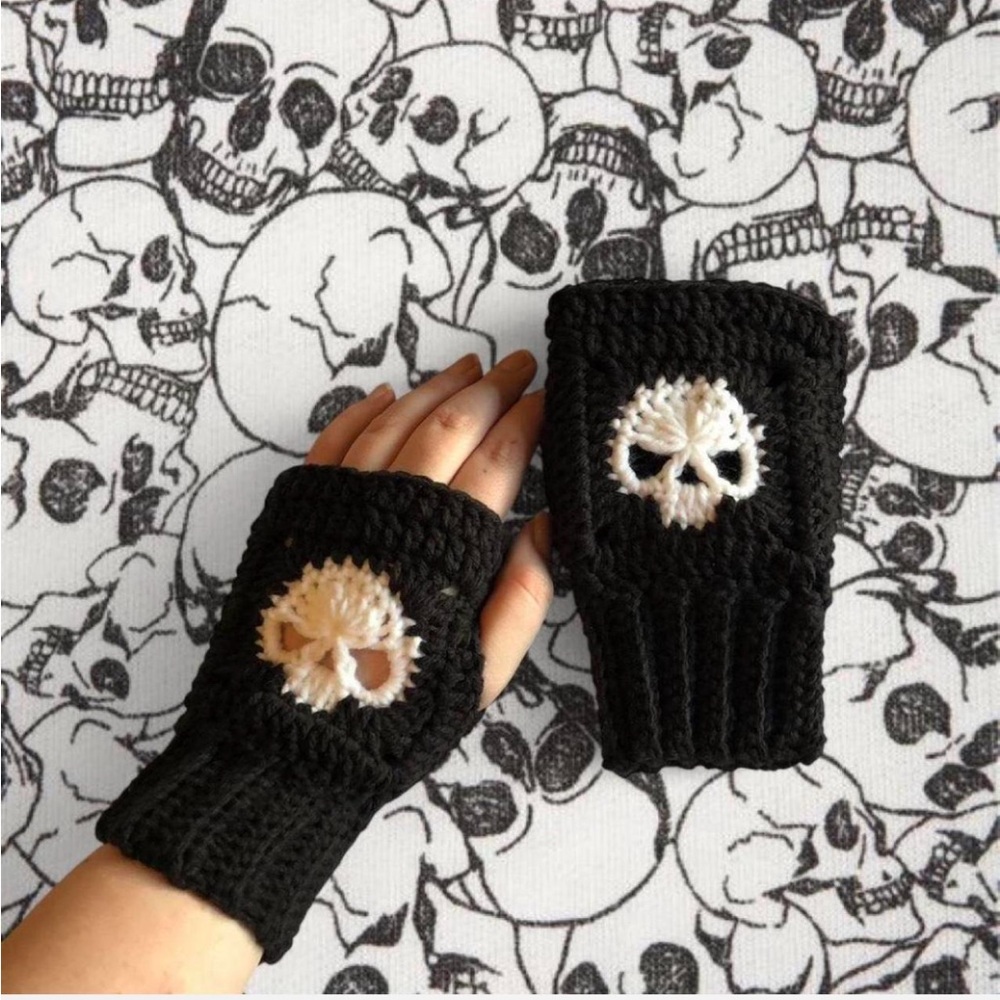crochet black and white skull fingerless gloves/handwarmers